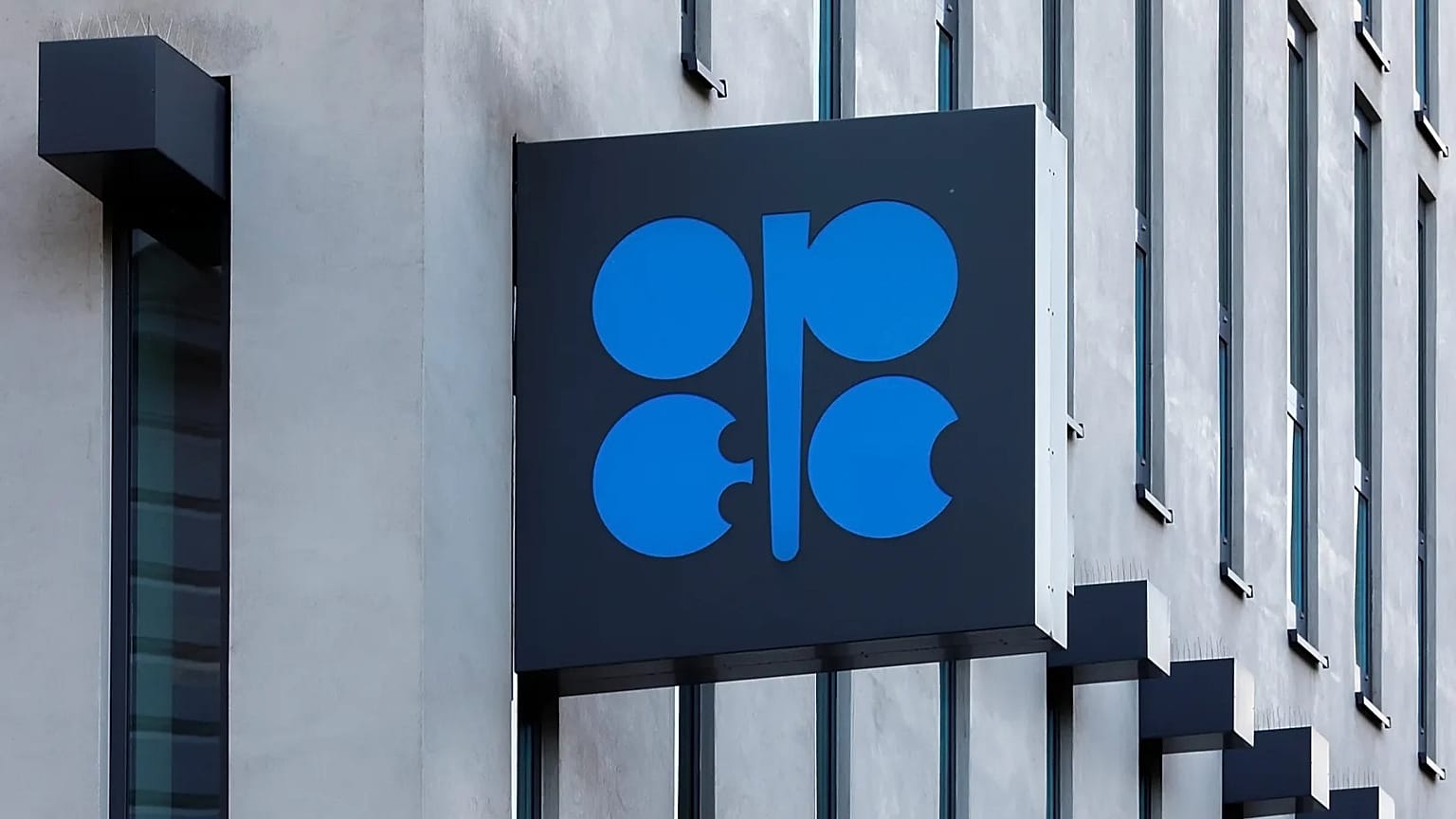 Логотип Организации стран-экспортеров нефти на здании штаб-квартиры ОПЕК в Вене