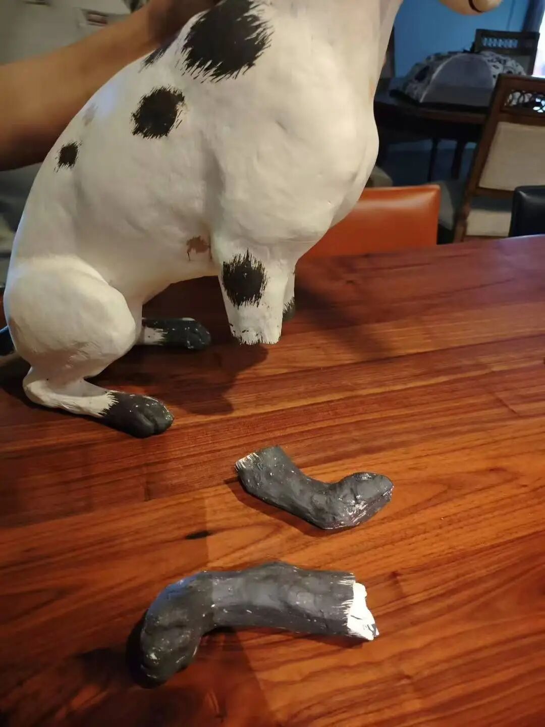 破损后的小狗雕塑