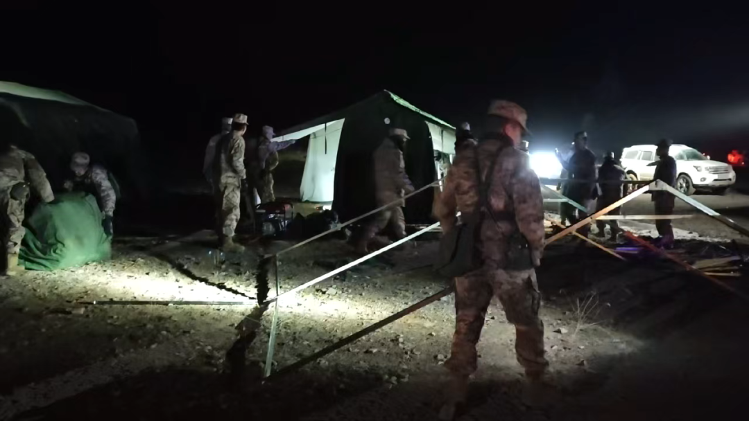 多图丨西藏那曲发生7.0级地震，西部战区官兵连夜救援