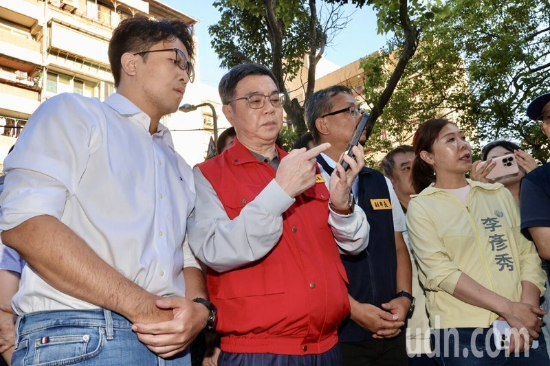 強颱巴威逼近台灣，行政院長卓榮泰（左二）今天傍晚前往台北市內湖區視察日前「0625豪雨」淹水熱區及防汛整備情形，在聽取防災簡報時，卓榮泰也仔細觀看手機上之前淹水的狀況。記者胡經周／攝影