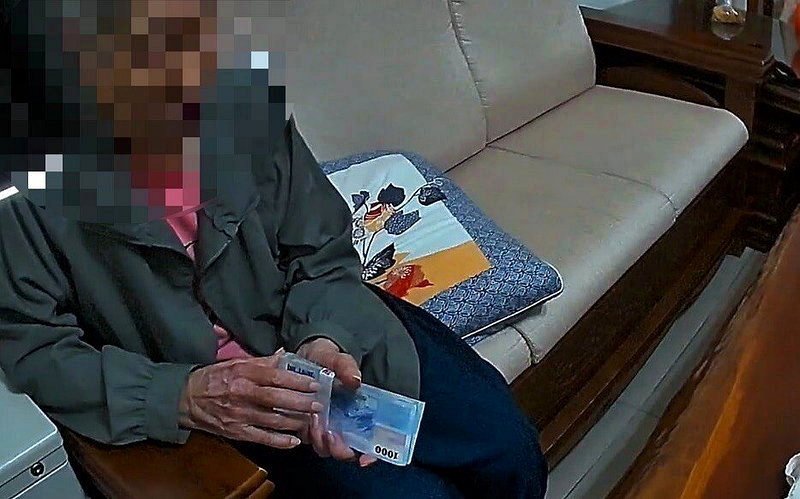 台東一名獨居長者原以為家中10萬元現金遭竊，經警方協助搜尋後順利找回，長者手握失而復得的現金，終於放下心中大石。圖／台東警分局提供