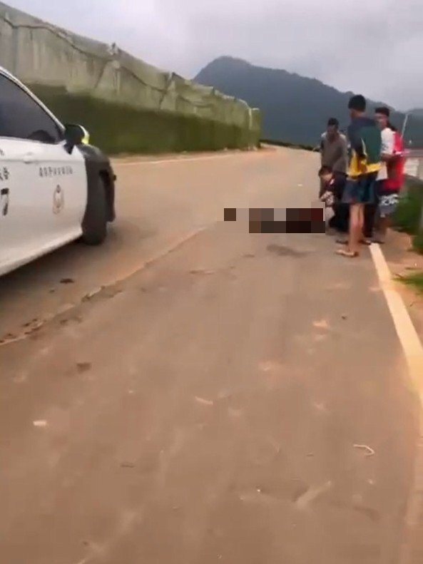 埔里鎮發生外籍移工聚會飲酒後持刀砍人命案，警方封鎖現場勘驗，調閱周邊監視器畫面釐清案情。圖／讀者提供