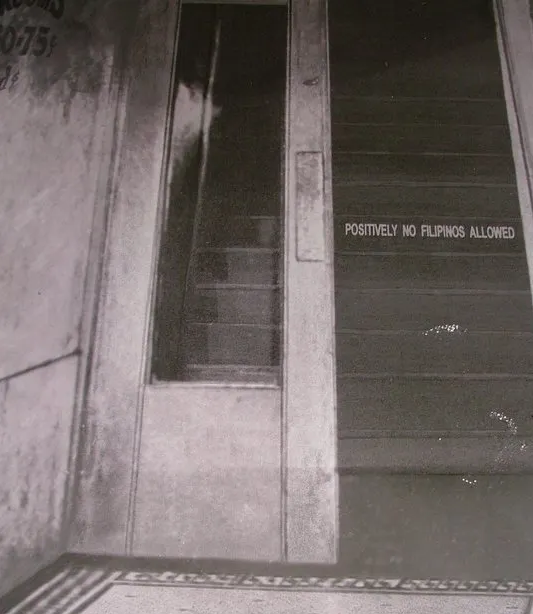 1930年,美国一家酒店的门上贴着“菲律宾人禁止入内”的标牌