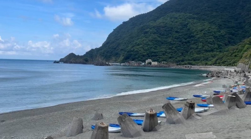 宜蘭知名戲水勝地東澳「粉鳥林」沙灘傳出落海意外,34歲女子卡在礁石縫隙,被發現時已經失去生命跡象。圖/民眾提供