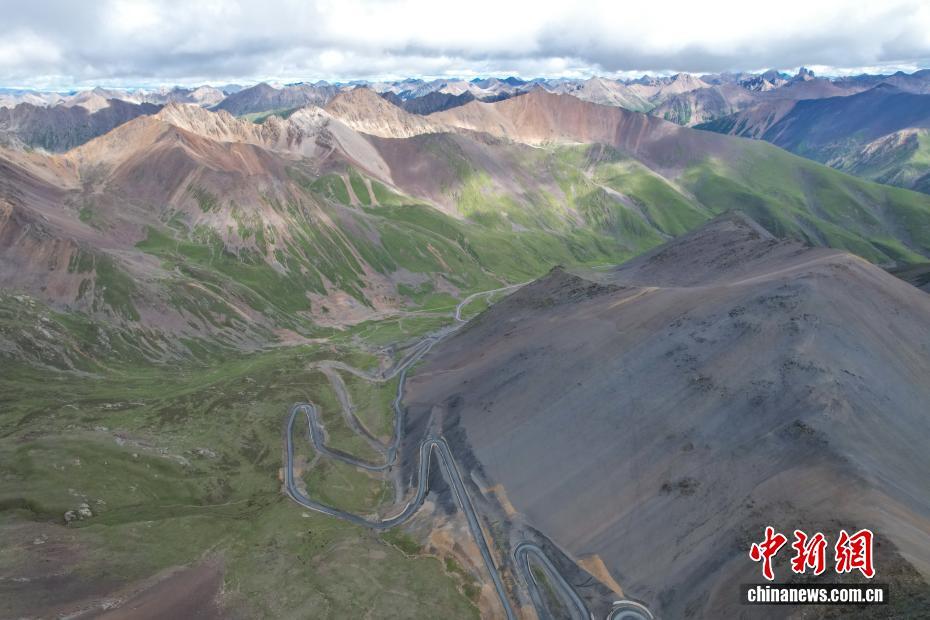 图为嘉黎县高山峡谷自然风貌(无人机照片)。贡确 摄