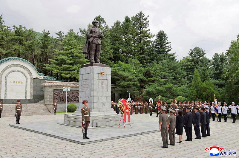 金正恩26日前往平安南道檜倉郡的中國人民志願軍烈士陵園參謁。圖／取自朝中社