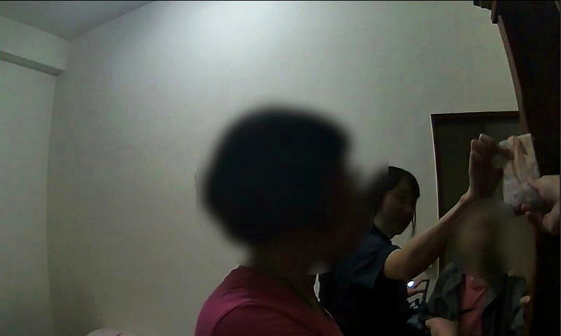 員警持續協助獨居長者搜尋住家，沒想到又陸續在其他隱密處找到多筆現金，最後加總超過10萬元。圖／台東警分局提供