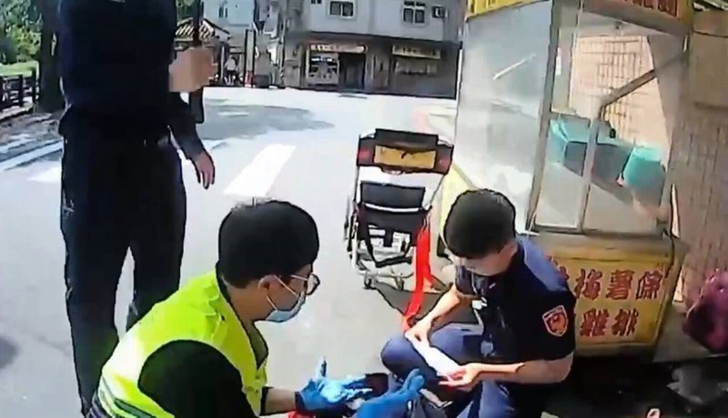 簡姓男子持石塊砸連姓鄰居頭部,又用手指挖出連男雙眼。基隆地方法院法官審理後,依殺人未遂罪判刑14年6月。圖為案發後,警、消到場救護。記者邱瑞杰/翻攝