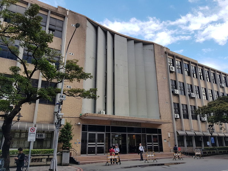 林姓屋主與樓上11樓余姓鄰居不睦，在家安裝排風系統，再潑灑大量漂白水，將揮發的氣體排出，12樓的蘇姓夫妻因此頭暈、呼吸困難。檢方依傷害、毀損罪起訴林，林與余和解，一審判毀損罪公訴不受理，傷害部分無罪，<a href='/search/tagging/2/台灣高等法院' rel='台灣高等法院' data-rel='/2/109571' class='tag'><strong>台灣高等法院</strong></a>認為刺激性毒氣會損害健康，改判3月得易科罰金之刑。 記者王宏舜／攝影