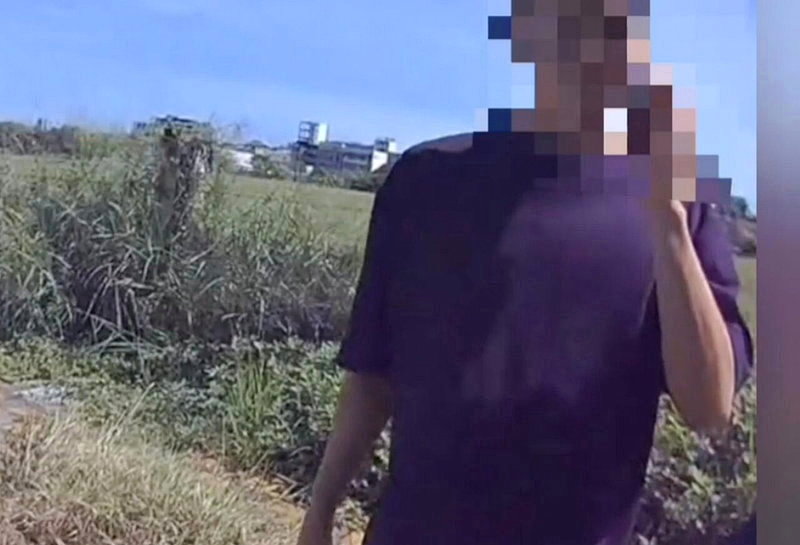台中市張姓男子今早駕駛奥迪雙門跑車，橫停在西屯區馬龍潭路道路中央，警方查出他有毒品反應。記者陳宏睿／翻攝