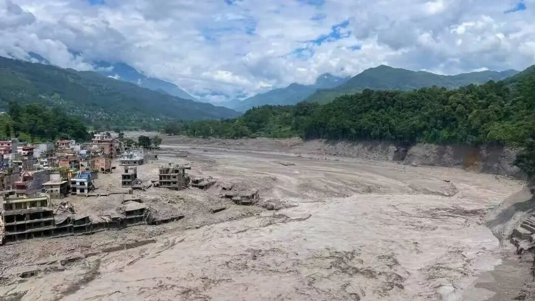 洪峰过后,尼泊尔北部一处村庄被泥沙覆盖,原有道路难以辨认。(摄影:邹志强)