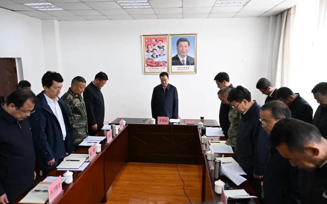 8月28日，自治区党委书记王君正主持召开自治区党委常委会（扩大）会议。会议开始时，全体起立，向灾害遇难人员默哀。记者 旦增西旦 摄