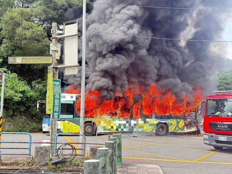 台北市一輛公車行駛間突然冒出白煙，隨後整輛公車變成火球。記者廖炳棋／翻攝