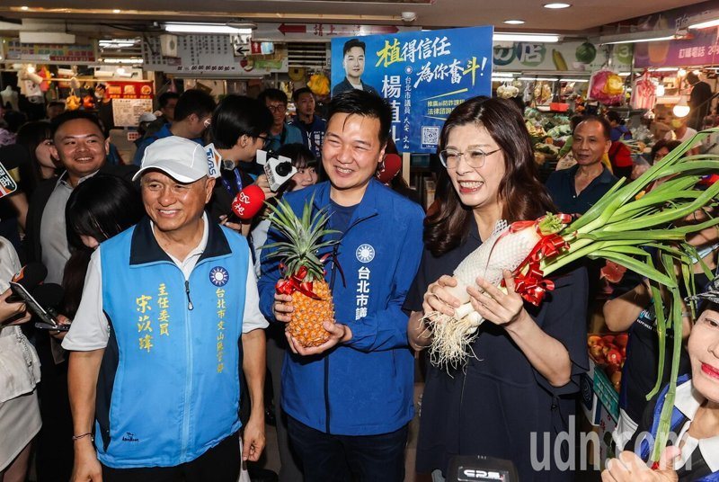 國民黨主席鄭麗文今日展開年底地方選舉輔選活動,第一站就來到台北市文山區木柵市場,陪同議員參選人楊植斗掃街。記者曾原信/攝影