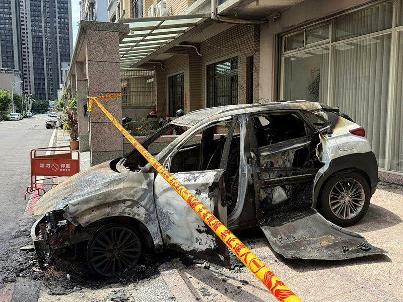 起火的汽車被大火燒毀嚴重。圖／竹北市民代表彭竣志提供