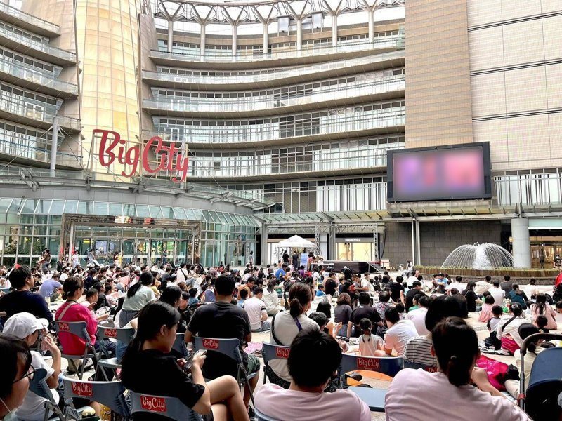 今年上半年業績較去年同期成長10.8%，下半年巨城將啟動逾千坪大型改裝。圖／巨城提供
