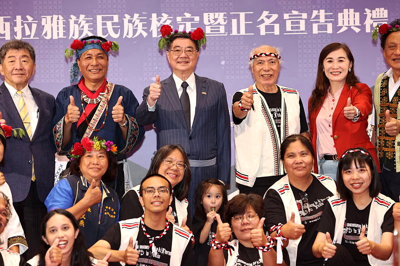 8月1日原住民族日前夕，行政院正式核定西拉雅族為原住民族，成為全台第17個原住民族，也是「平埔原住民族群身分法」施行後，首個完成認定程序的平埔族原住民，閣揆卓榮泰（圖中左）主持正名宣告儀式。記者邱德祥／攝影
