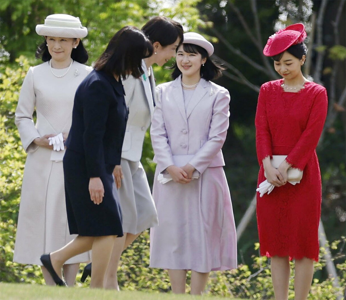 出席春季游园会的高市及日本皇室的纪子、爱子、佳子。 共同社
