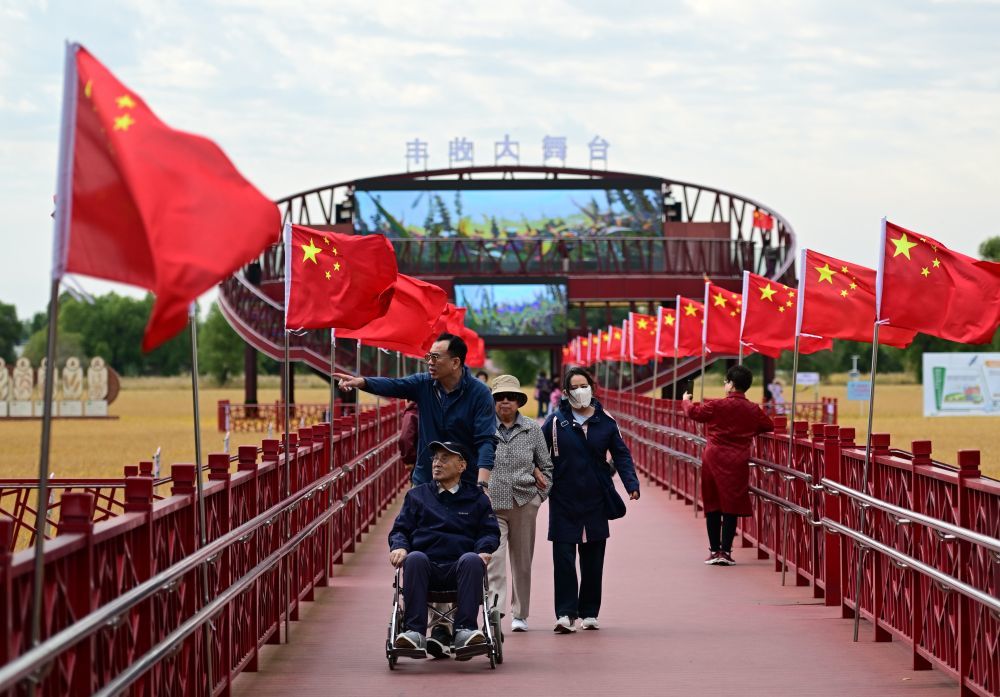 10月1日,人们在北大荒集团黑龙江闫家岗农场有限公司农业现代化示范区游览。新华社发(钱泊羽 摄)