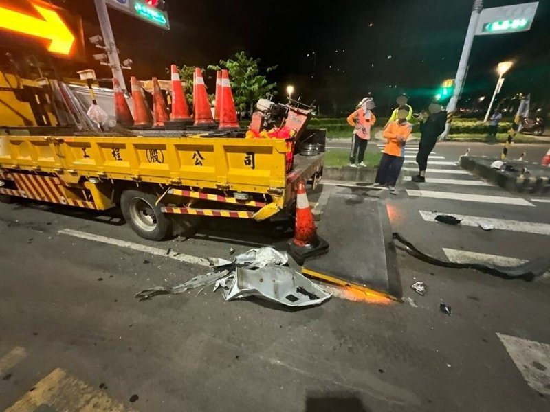 劉姓男子今天凌晨駕車搭載林姓男子，在高市翠華路和新莊一路口，衝撞施工工程車，失控滑行70公尺才停下，劉事後被警方測出酒駕。記者石秀華／翻攝
