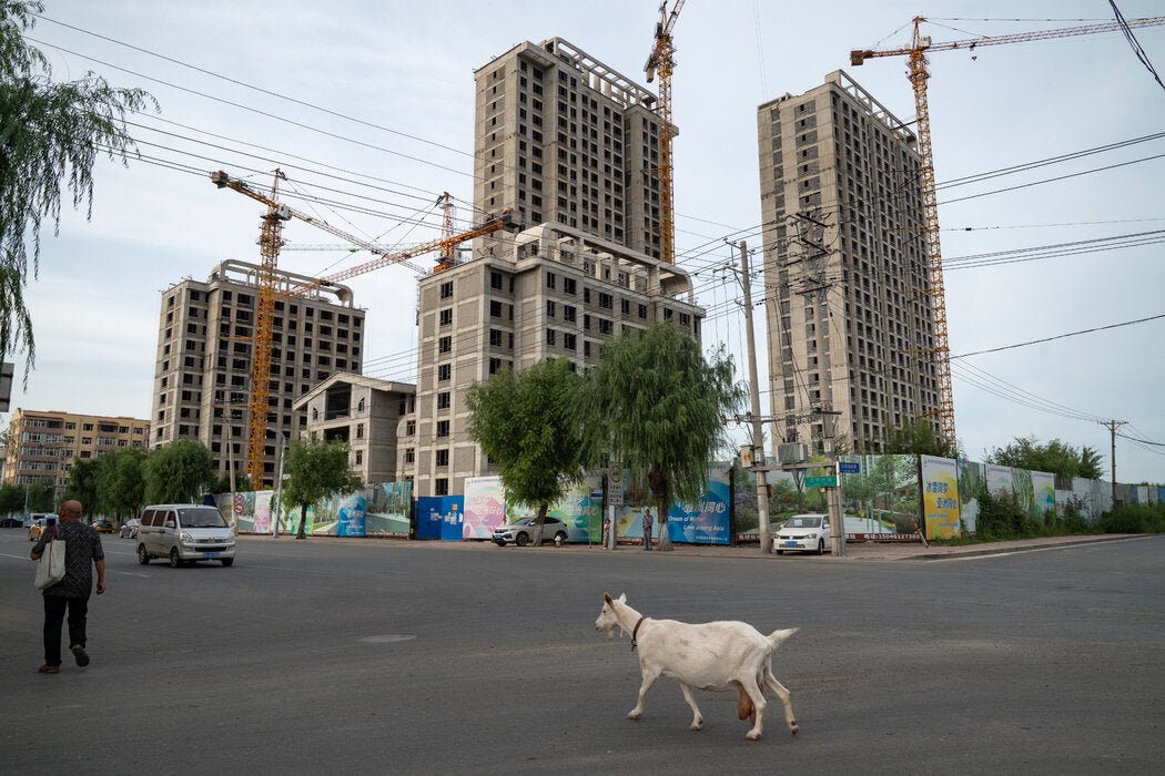 去年中国的一个停工住宅项目。大量房地产开发商的倒闭严重冲击了地方政府的土地出让收入。