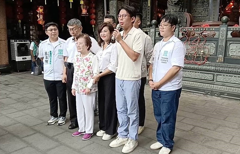 民眾黨主席黃國昌（右二）今天說，現在談2028大選藍白合為時尚早，重要的是今年選舉，向人民展現不同政黨聯合治理模式，可以給人民更好的生活。記者邱瑞杰／攝影