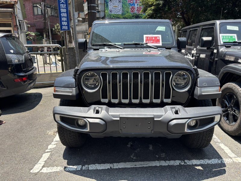 兩輛從加拿大進口來台的「牧馬人無限版」吉普車,被查出輪胎及備胎共夾藏毛重161公斤的大麻。檢方今依違反毒品危害防制條例、懲治走私條例,起訴3嫌。涉案吉普車日前分以59萬、82萬拍賣。圖/行政執行署宜蘭分署提供