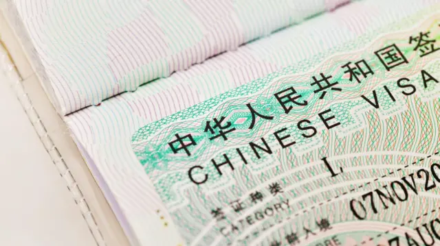 一本护照的内页贴上了中国旅游签证
