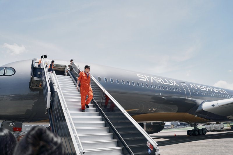 星宇航空首架藝術機「STARLUX AIRSORAYAMA 空山銀」，由星宇航空董事長張國煒親赴法國土魯斯接機，並親自駕駛這架全新A350-1000，於今上午11時降落桃園機場。圖／星宇航空提供