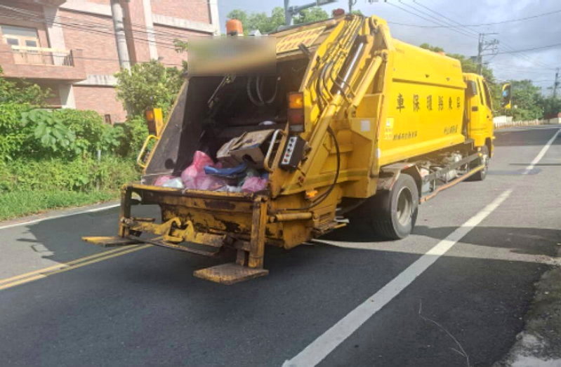 屏東縣恆春鎮清潔隊發生清潔隊隨車人員站在後方踏板摔落身亡，當時踏板上方沒有護欄。圖／讀者提供