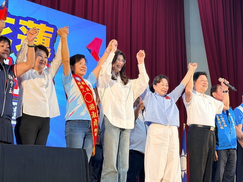 國民黨主席鄭麗文（左四）、台中市長盧秀燕（左二）一同出席造勢活動，喊話要支持正藍軍蓮縣長參選人游淑貞。記者王思慧／攝影