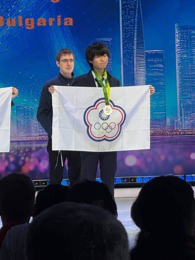 雄中生曾宇凡奪下國際數學奧賽銀牌。圖/高雄市教育局提供
