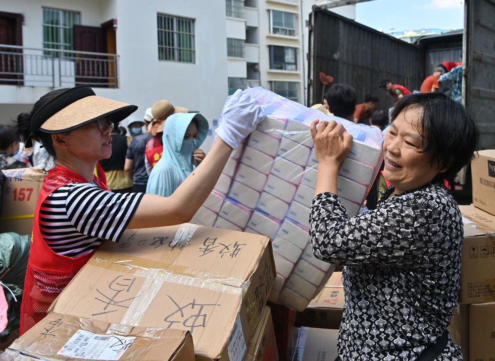 7月12日,志愿者在广西南宁市慈善总会搬运爱心物资。新华社记者 陆波岸 摄