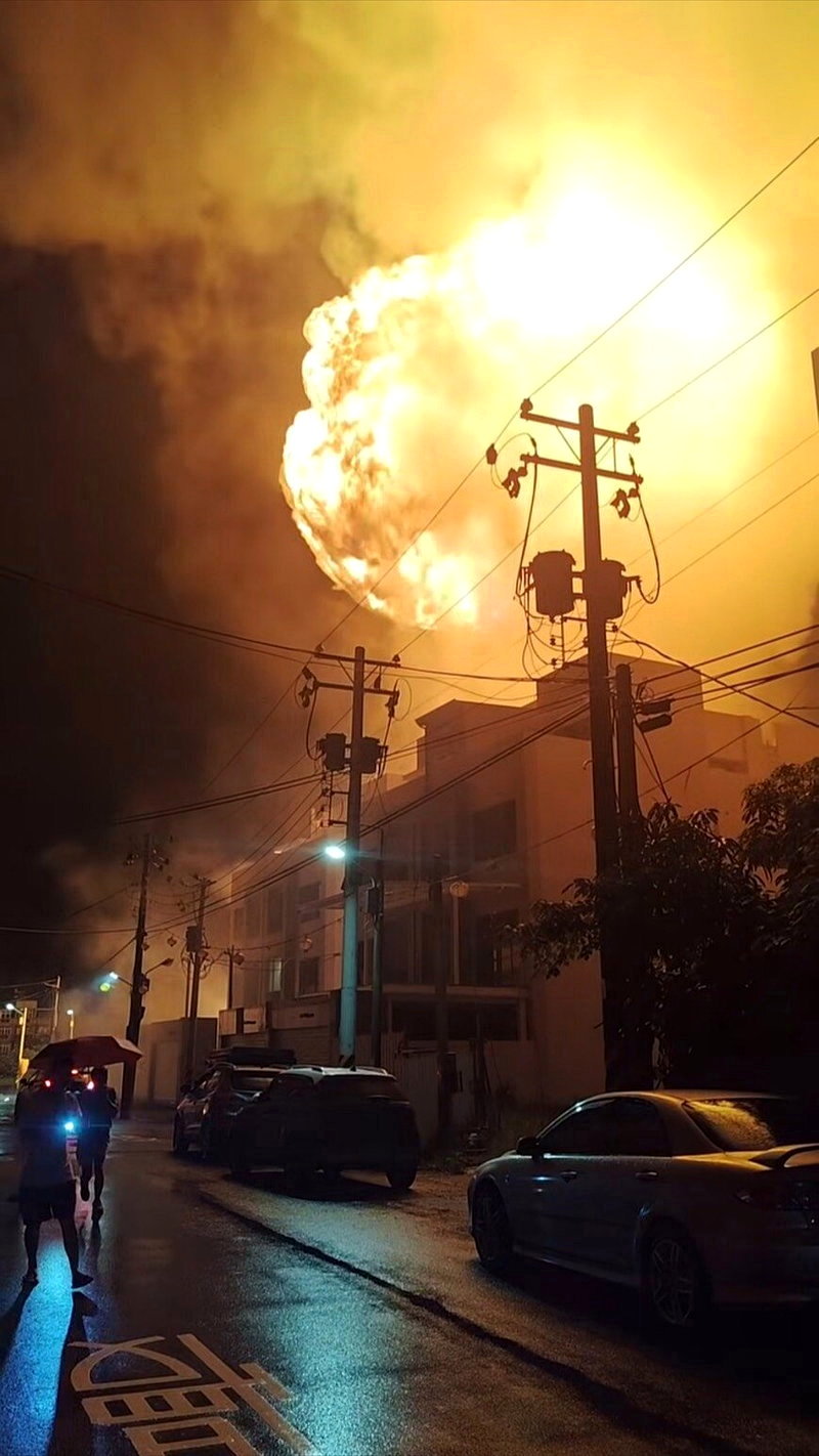 台南安南區一處空地廢棄物昨天凌晨起火後多次爆炸,方圓100公尺內民宅受波及,甚至出現蕈狀雲,3名消防人員在內共15人受傷。圖/threads網友mysticat7779授權提供
