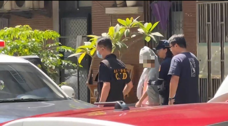 剛放暑假同在家講電話太吵爆衝突，姊衝廚房持菜刀砍傷弟被逮。記者游明煌／翻攝