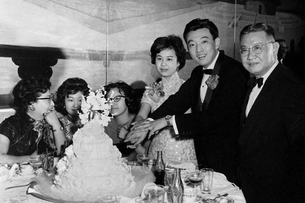 1961年，董建华与妻子赵洪娉在婚礼上。他的父亲董浩云站在一旁。