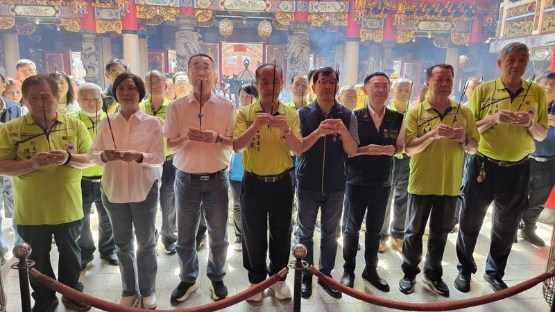 國民黨新北市長參選人李四川今天上午出席三重區義天宮開宮61週年紀念日暨清寒獎助學金頒獎典禮。記者黃子騰/攝影