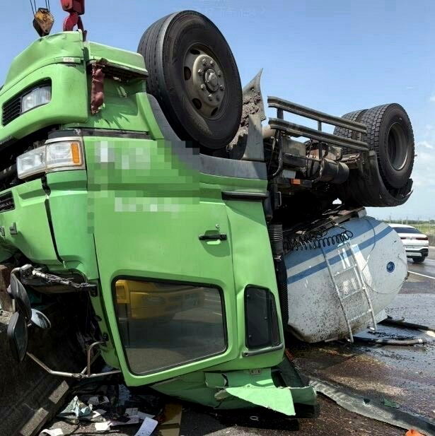 國道1號下營南下路段化學槽車翻覆駕駛沒呼吸心跳，雙向大塞車警籲改道。圖／讀者提供