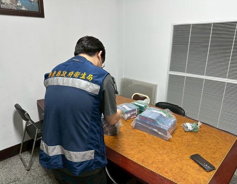 屏縣衛生局至基隆關領回違規加熱菸。圖／屏東縣府衛生局提供