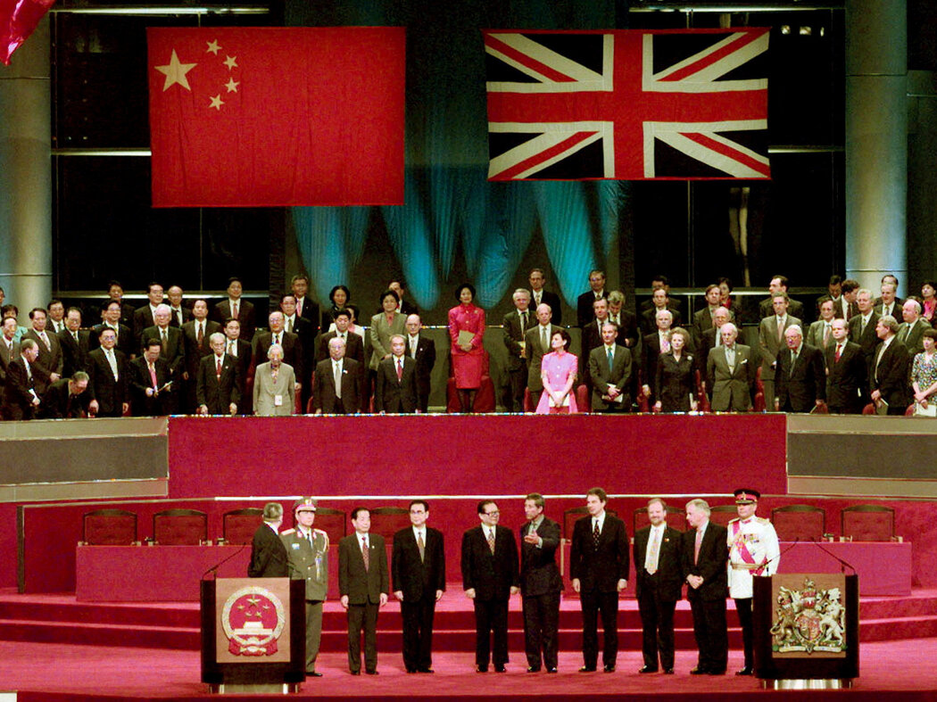 1997年主权交接仪式上的中英两国领导人。在交接前夕，董建华曾呼吁社会保持团结，称香港已变得“过于政治化”。