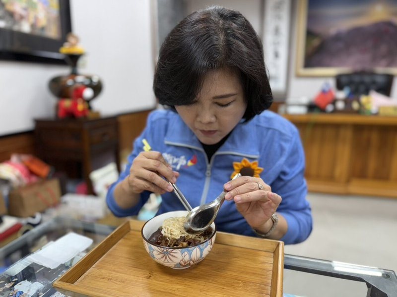 雲林縣長張麗善今天上午發生車禍,同仁為她準備豬腳麵線過運。圖/雲林縣政府提供