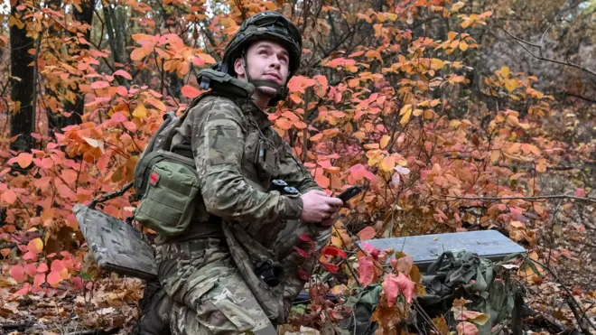 Украинский военный с терминалом Starlink
