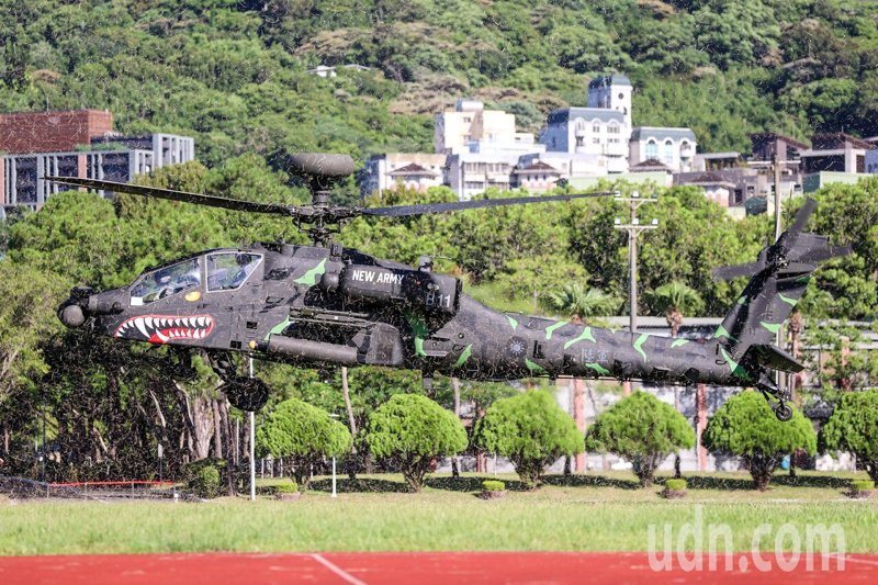 國防部明天將於台北復興崗營區舉辦「2026全國空氣軟槍競技射擊比賽－北區初賽」活動。由AH-64E阿帕契（圖）與UH-60M黑鷹直升機降落揭開序幕。記者林伯東／攝影