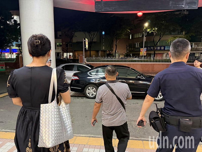 嘉檢啟動防逃機制拘提林雪峰(左)到案,涉反滲透法判刑4年定讞今晚發監執行。記者李宗祐/攝影