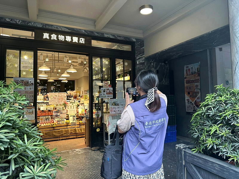 台北市衛生局今日晚間接獲永豐餘自主通報「在地金花小菓苦茶油」檢出苯駢芘不符規定,前往稽查北市13家GREEN& SAFE門市及其旗下2家自營品牌餐廳的下架與使用情形。圖/北市衛生局提供