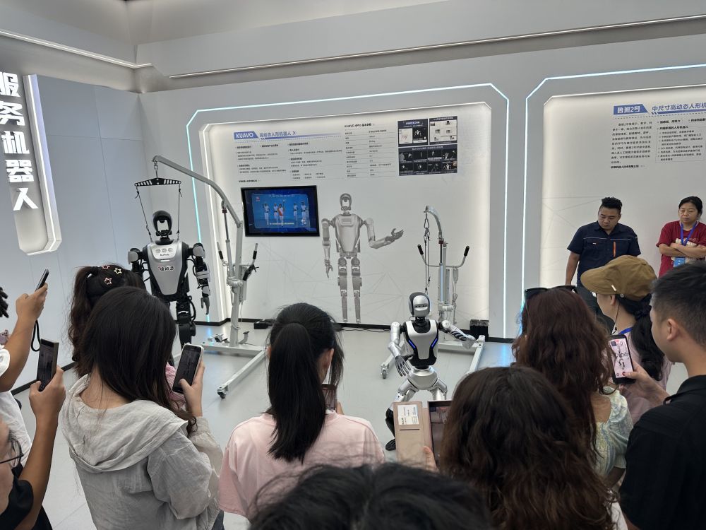 7月9日，营员们在绵阳科技城新区一展厅内观看机器人打太极表演。新华社记者 冀泽 摄