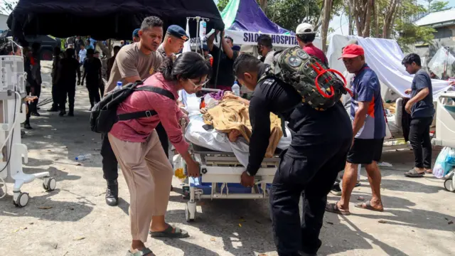 地震袭击东努沙登加拉省拉布安巴佐（Labuan Bajo）后，警员协助将病人转移至医院外的开放空间避难区。