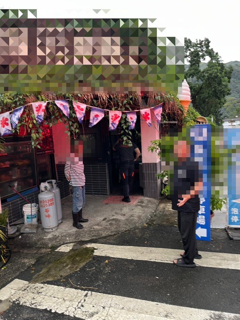 餐廳人員感謝警方及時趕來用滅火器滅掉初火，阻止火勢擴大。記者鄭國樑／翻攝