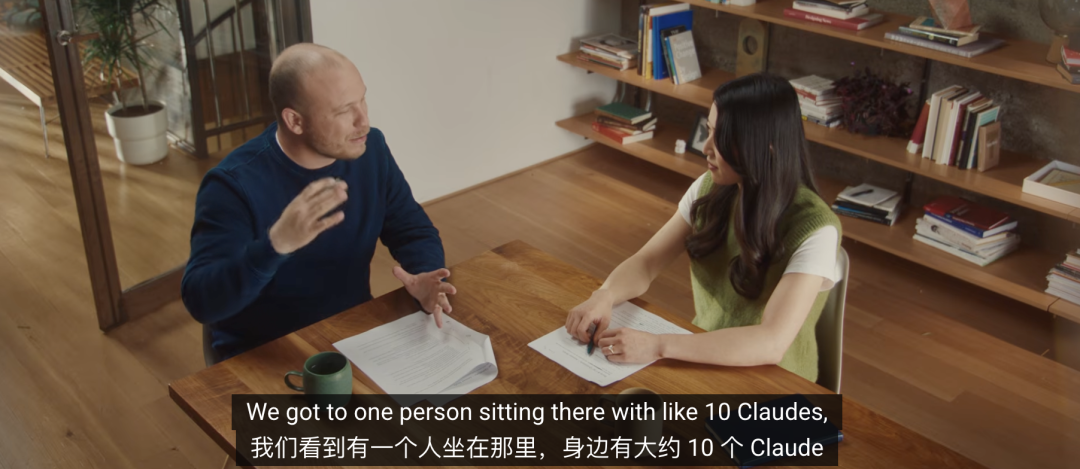 Boris Cherny回忆AI辅助编程的两次跃迁：过去一个人对着屏幕一次敲一行代码，现在一个人身边带着十来个Claude，一次并行写一堆功能。（图源：Anthropic官方视频）