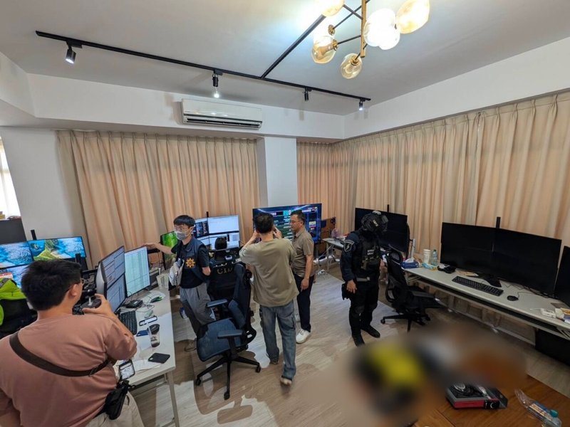 台南市第四警分局蒐獲情資，發現轄內疑有地下運動博弈簽賭站，經多日蒐證，昨赴安平一透天樓房查緝，當場查獲林姓男子等8人，累計簽賭近百億元。圖／讀者提供